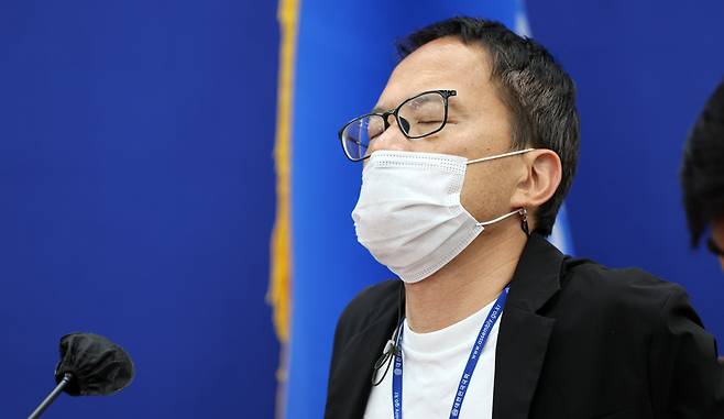 더불어민주당 박주민 의원이 23일 오전 국회에서 열린 정책조정회의에 한쪽 안경다리가 없는 안경을 착용하고 참석했다. [연합]
