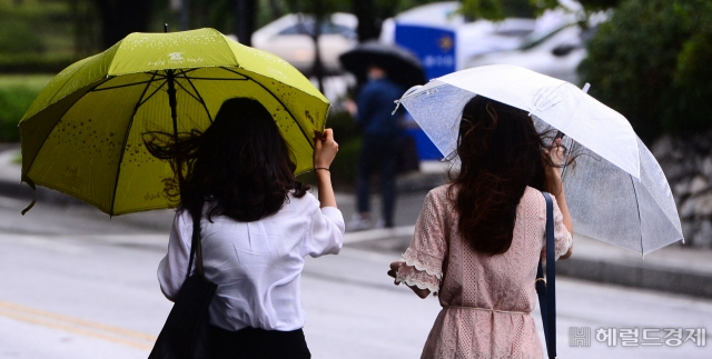 비를 피하려 우산을 받쳐 쓰고 걷는 시민들. 박해묵 기자/mook@heraldcorp.com