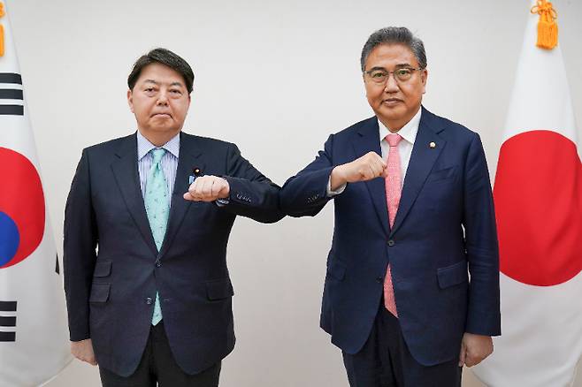 장관 후보자 당시인 지난달 9일 서울에서 만난 박진 외교장관과 하야시 요시마사 일본 외무상. 외교부 제공