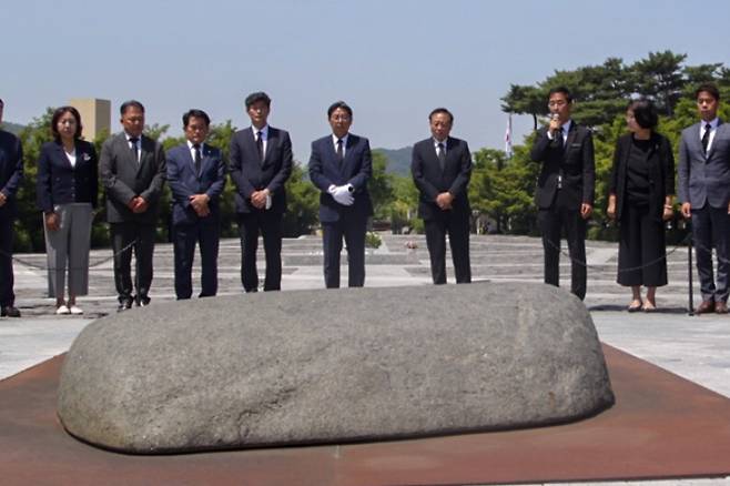 지난 2일 김해 봉하마을 찾은 홍태용 김해시장 당선인과 시도의원 당선인들. 홍태용 캠프 제공