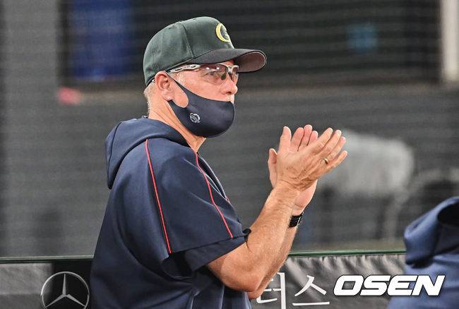 [OSEN=부산, 이석우 기자]롯데 자이언츠 래리 서튼 감독이 선수들의 플레이에 박수를 치고 있다. 2022.06.24 / foto0307@osen.co.kr