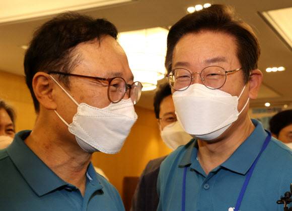 이재명과 홍영표 얼굴 맞대고 대화 - 더불어민주당 이재명 의원과 홍영표 의원이 24일 오전 충남 예산군 덕산리솜리조트에서 열린 ‘새롭게 도약하는 민주당의 진로 모색을 위한 국회의원 워크숍’을 마친 뒤 얼굴을 맞대고 대화를 나누고 있다. 2022.6.24 사진=연합뉴스