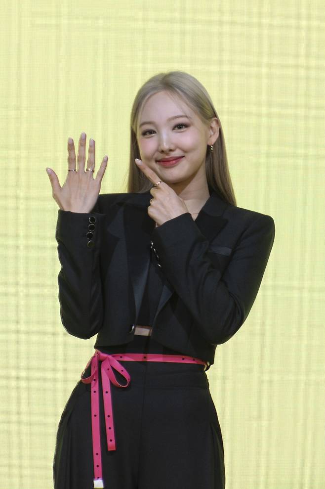 나연이 24일 서울 영등포구 여의도에 위치한 페어몬트 앰배서더 서울에서 열린 솔로 앨범 발매 기념 기자회견에서 신곡 POP의 안무를 선보이고 있다. 류재민 기자