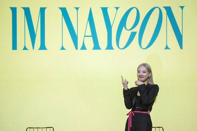 POP의 안무를 선보이는 나연. 류재민 기자