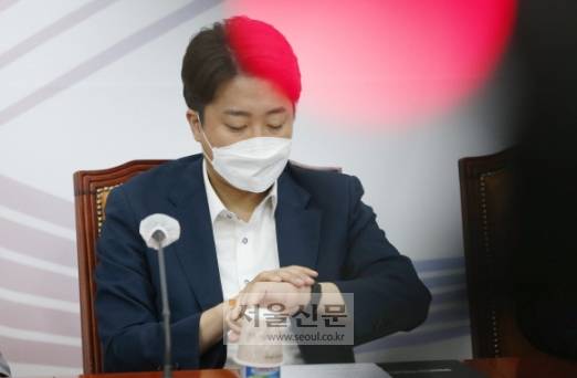 국민의힘 이준석 대표가 23일 오전 서울 여의도 국회에서 열린 최고위원회의에 참석해 있다. 2022. 6. 23 김명국 기자