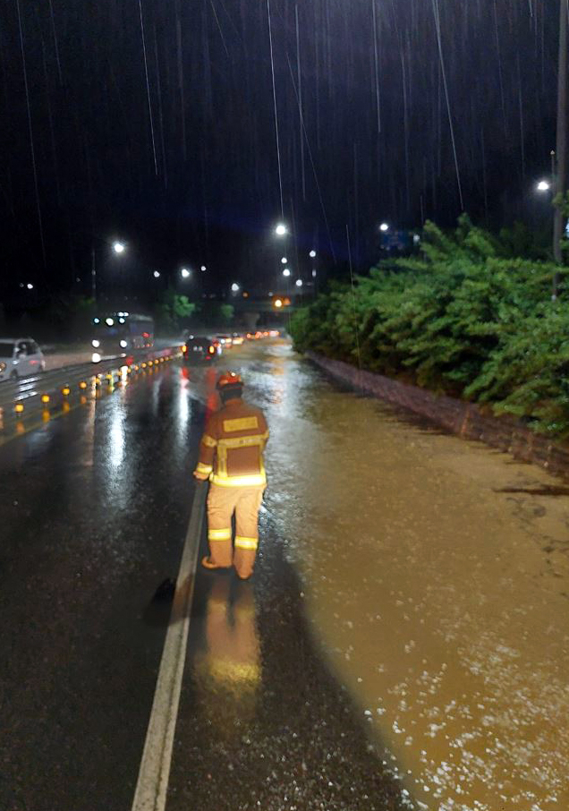 23일 오후 강원 춘천시 석사동 중앙고속도로 진입 도로 주변이 침수되는 피해가 발생했다. 사진 제공=강원소방본부