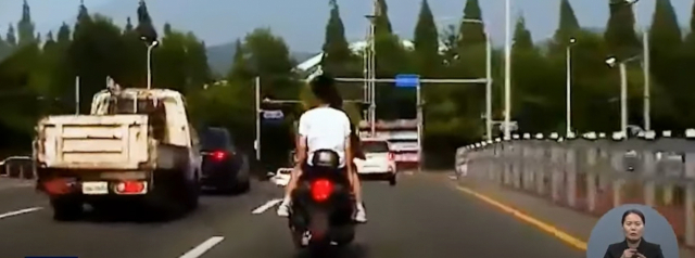 10대 청소년들이 훔친 오토바이를 운전하고 있다. MBC 뉴스데스크 캡처