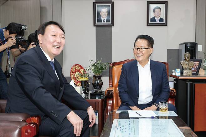 2019년 8월7일 당시 윤석열 신임 검찰총장(왼쪽)이 박지원 민주평화당 의원을 예방한 가운데 두 사람이 대화를 나누며 활짝 웃고 있다.ⓒ뉴스1