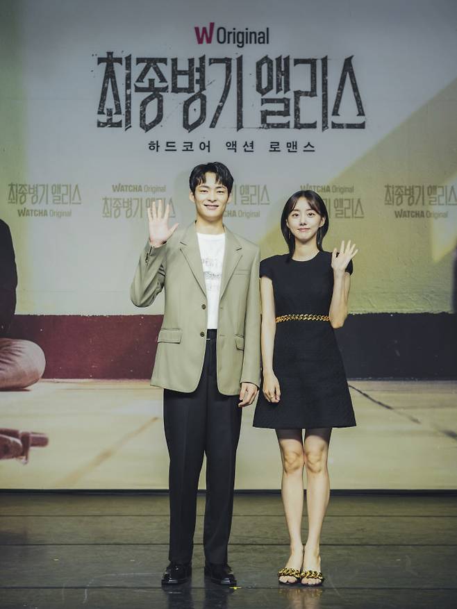 배우 송건희(좌), 박세완 포토. 왓챠플레이 제공