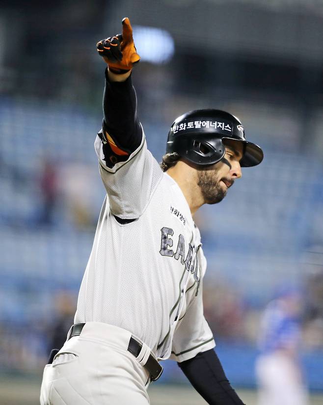 한화 마이크 터크먼이 24일 대전 삼성전에서 7회말 홈런을 때린 뒤 그라운드를 돌며 환호하고 있다. 한화 이글스 제공