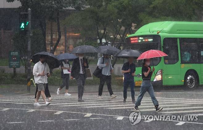 쏟아붓는 장맛비 (서울=연합뉴스) 김인철 기자 = 장맛비가 내리는 23일 오후 서울 서대문구 미근동의 한 횡단보도에서 퇴근길 시민들이 발걸음을 재촉하고 있다. 2022.6.23 yatoya@yna.co.kr