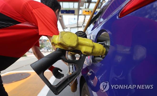 고유가, 언제 끝나나 (서울=연합뉴스) 서대연 수습기자 = 22일 오후 서울 시내 한 주유소에서 직원이 주유하고 있다.
이날 한국석유공사 유가정보시스템 오피넷에 따르면 9시 기준 전국평균 휘발유 가격은 전일 대비 3.18원 오른 2천119.53원, 경유 가격은 어제보다 4.69원 오른 2천132.27원을 기록하며 최고가를 경신했다. 2022.6.22 dwise@yna.co.kr