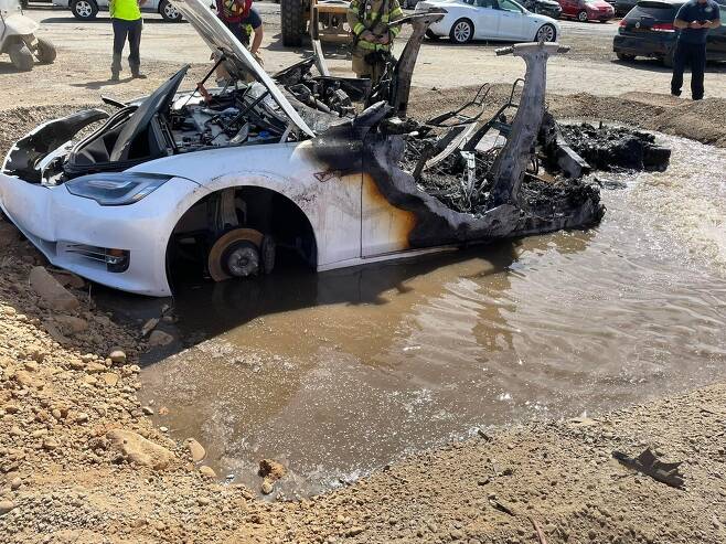 화재가 발생한 테슬라 차를 물웅덩이에 넣은 장면 [새크라멘토 소방서 페이스북 캡처. 재판매 및 DB 금지]
