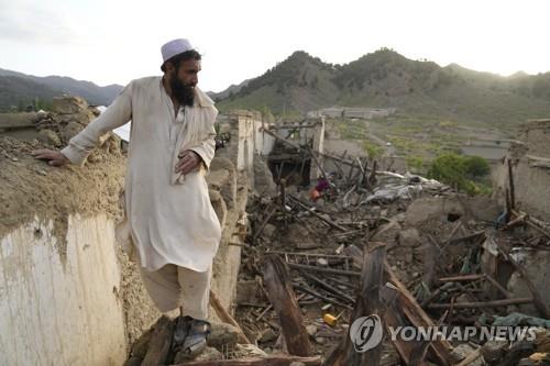 아프간 파크티카주에서 강진으로 파괴된 마을을 살펴보는 주민. [AP 연합뉴스 자료사진. 재판매 및 DB 금지]