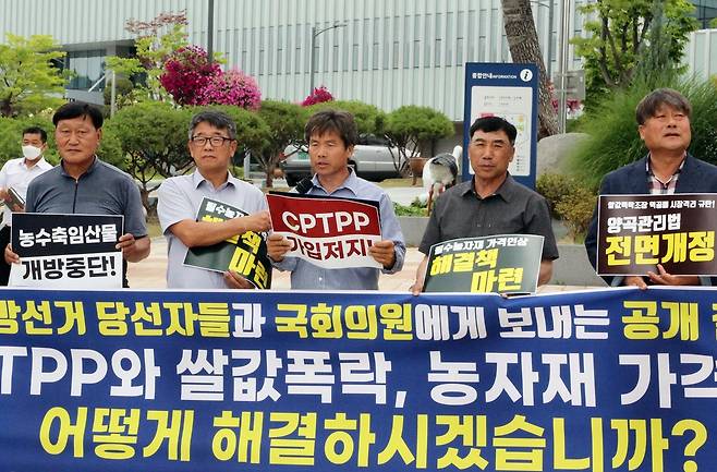 군수 당선인에게 공개질의하는 장동진 예산농민회장(가운데) [촬영 조성민]