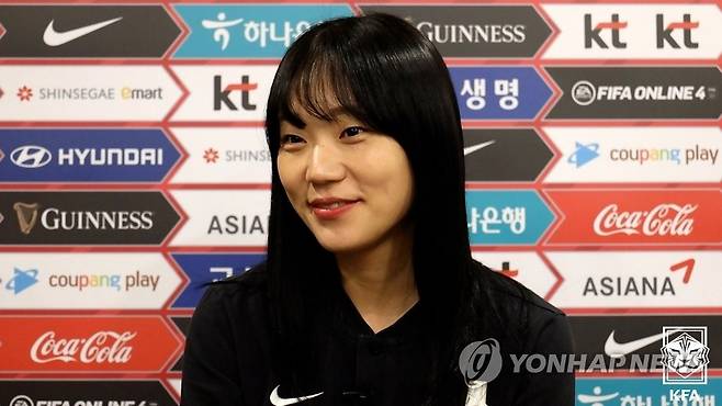 인터뷰하는 여자축구 장슬기 (서울=연합뉴스) 대한민국 여자축구 대표팀의 장슬기가 지난 23일(한국시간) 캐나다 토론토에서 캐나다와의 평가전을 앞두고 인터뷰하고 있다. 대표팀은 오는 27일 오전 캐나다 토론토 BMO필드에서 캐나다와 평가전을 치른다. 2022.6.24 [대한축구협회 제공. 재판매 및 DB 금지] photo@yna.co.kr