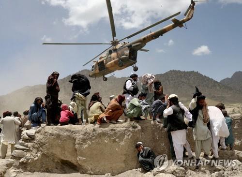 아프간 강진 피해 지역에 구호품을 전달한 탈레반 헬기. [로이터 연합뉴스 자료사진. 재판매 및 DB 금지]