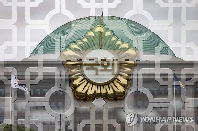 국회 공백 장기화 (서울=연합뉴스) 하사헌 기자 = 법사위원장 자리를 어느 당이 차지할 지를 놓고 여야의 양보 없는 대치가 이어지면서 국회 공백 상태가 장기화하고 있다. 사진은 국회 정문에서 바라본 국회 본청 모습. [연합뉴스 자료사진]