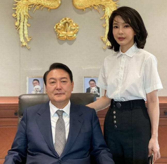 윤석열 대통령과 배우자 김건희 여사가 대통령실 집무실에서 촬영한 사진.(사진=연합뉴스)