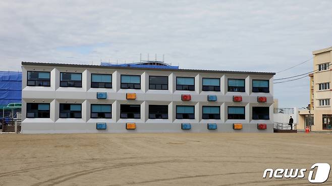 제주도 제주시 영평초등학교에 과밀학급 해소를 위해 지어진 '모듈러 교실' 건물로 학교 관계자가 들어가고 있다. 제주지역 학교 중 모듈러 교실이 도입된 건 이번이 처음이다. 모듈러 공법은 건물의 벽체, 창호 등을 공장에서 미리 제작한 뒤 현장에 옮겨와 조립하는 공사 방법이다.2022.2.28/뉴스1 (자료사진) © News1 홍수영 기자