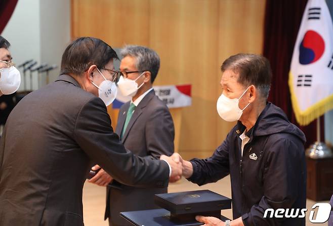 박형준 부산시장이 25일 부산시청 1층 대강당에서 열린 '6·25전쟁 제72주년 행사'에서 참전용사에게 무공훈장을 수여하고 있다.2022.6.25/노경민 기자 © News1