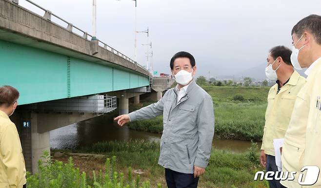 25일 김영록 전라남도지사는 2020년 호우피해 현장인 구례 서시천을 방문, 복구사업 현황 청취 및 현장을 시찰하고 관계자들을 격려했다.(전남도 제공) 2022.6.25/뉴스1 © News1