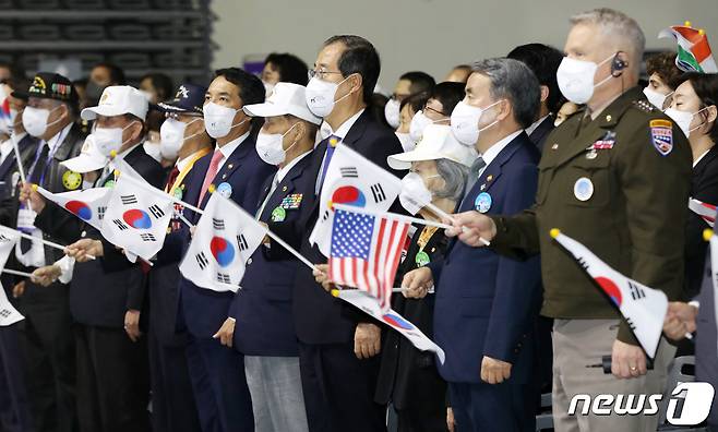 한덕수 국무총리 등 내빈들이 25일 오전 서울 중구 장충체육관에서 열린 '6·25 전쟁 제72주년 기념행사'에 참석해 '6·25의 노래'를 제창하고 있다. 2022.6.25/뉴스1 © News1 민경석 기자