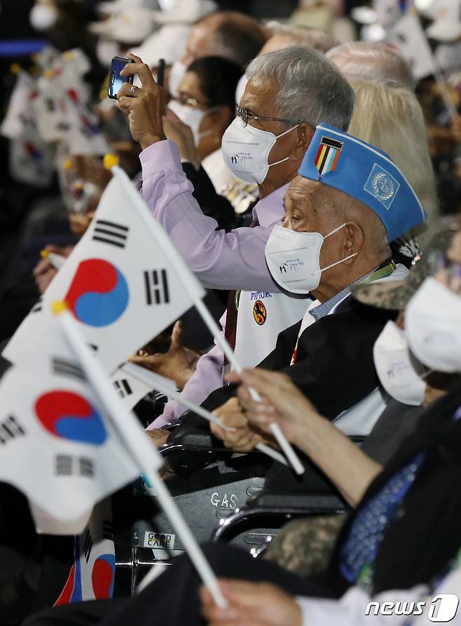 25일 오전 서울 중구 장충체육관에서 열린 '6·25 전쟁 제72주년 기념행사'에서 한 유엔 참전용사가 행사 모습을 휴대전화 카메라에 담고 있다. 2022.6.25/뉴스1 © News1 민경석 기자