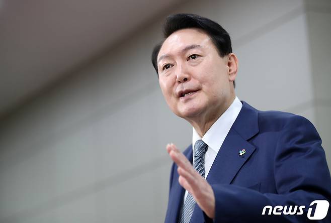 윤석열 대통령이 지난 24일 오전 용산 대통령실 청사에서 열린 출근길 도어스테핑에서 취재진의 질문에 답하고 있다. (대통령실사진기자단) 2022.6.24/뉴스1 © News1 오대일 기자