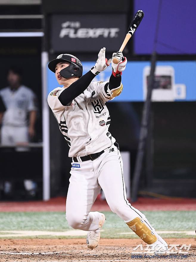 호쾌한 스윙으로 수원의 밤하늘을 두 번이나 가른 KT 위즈 장준원 '포텐 터지나'