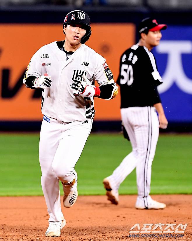 LG 선수들이 지켜보는 가운데 베이스를 도는 장준원 '이제는 KT맨'