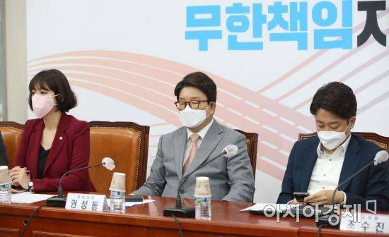 권성동 국민의힘 원내대표가 23일 국회에서 열린 최고위원회의에 참석, 회의 도중 눈을 감고 생각에 잠겨있다./윤동주 기자 doso7@