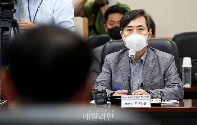 국민의힘 하태경 해수부 공무원 피격사건 진상조사 TF 위원장이 22일 인천 연수구 해양경찰청에서 정봉훈 해양경찰청장의 발언을 듣고 있다. ⓒ국회사진취재단