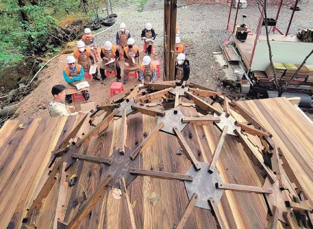 귀촌을 준비 중인 도시민들이 충북 괴산군 청천면에서 목재로 돔하우스 만드는 방법을 배우고 있다. 산촌공동체 ‘배티숲’은 ‘산에서 다시 배우는 생태자연학교’ 프로그램을 운영하며 돔하우스 건축 방법을 가르치고 있다. 산림청 제공