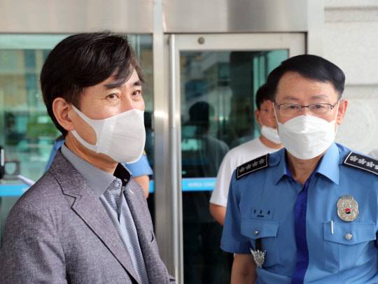 22일 오전 국민의힘 '해수부 공무원 피격사건 진상조사 태스크포스(TF)' 위원장인 하태경 의원 등이 인천시 연수구 송도동 해양경찰청에 들어서고 있다.   연합뉴스