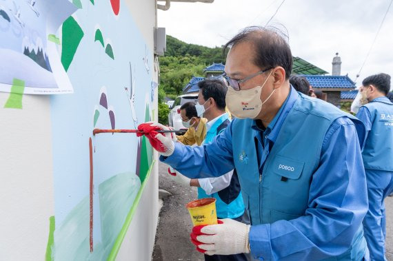 이진수 광양제철소장이 '글로벌 모범시민 위크' 첫째 날인 지난 14일 광양시 옥곡면 대리마을에서 벽화를 그리며 노사연합 봉사활동을 펼치고 있다.사진=광양제철소 제공