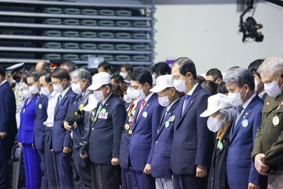 한덕수 국무총리가 25일 오전 서울 중구 장충동체육관에서 열린 6.25전쟁 제72주년 기념식에 참석하여 주요내빈과 함께 국민의례를 하고 있다. 사진=국가보훈처 제공