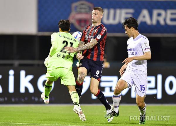 양형모(왼쪽, 수원삼성), 라스(오른쪽, 수원FC). 서형권 기자