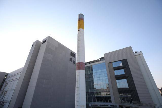 문화제조창 외부에 공장 굴뚝이 그대로 남아 있다. ⓒ박준규