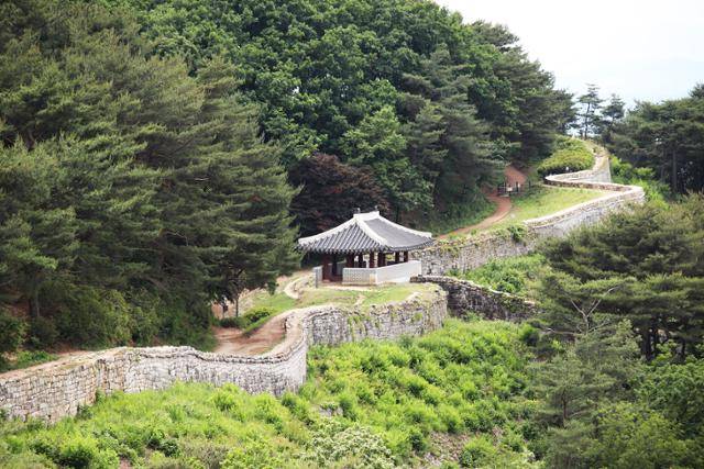 구불구불 이어지는 상당산성 성벽. 1시간 30분 정도면 한 바퀴를 돌 수 있다. ⓒ박준규