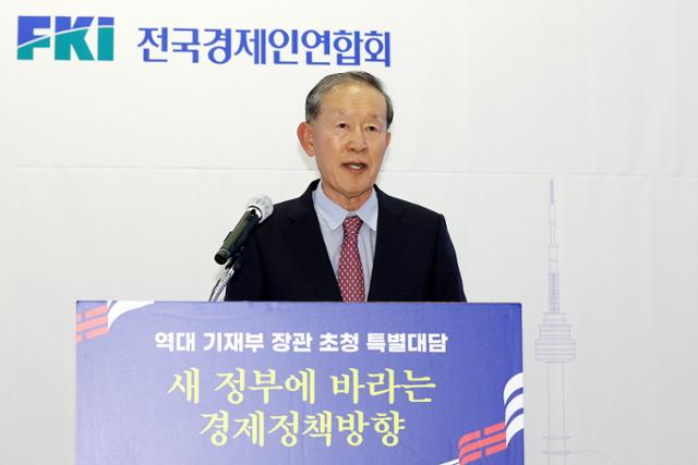 허창수 전경련 회장이 9일 서울 영등포구 전경련 컨퍼런스센터에서 새 정부에 바라는 경제정책방향을 주제로 열린 역대 기재부 장관 초청 특별대담에 참석해 개회사를 하고 있다. 뉴스1