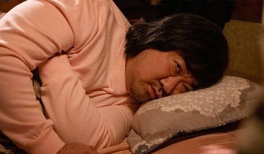 눈을 뜨고 자는 증상을 토끼눈증이라고 한다./사진=영화 '시동' 캡처