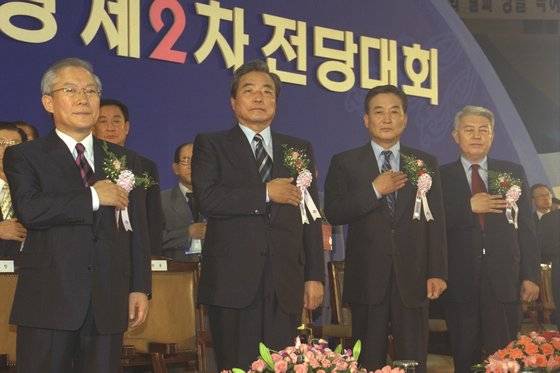 1998년 8월 한나라당 제2차 전당대회에 출마했던 이회창 전 총재. 왼쪽부터 이회창,이한동,서청원,김덕룡 당시 총재 후보. 중앙포토