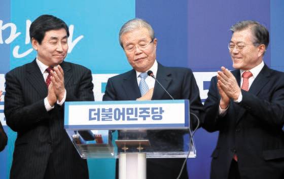 문재인 전 대통령이 더불어민주당 대표 시절 이종걸(왼쪽) 당시 원내대표, 김종인 공동선거대책위원장과 함께 기자간담회 하고 있다. 문 전 대통령은 2016년 1월 당대표 취임 1년만에 대표직에서 물러났다. 연합뉴스