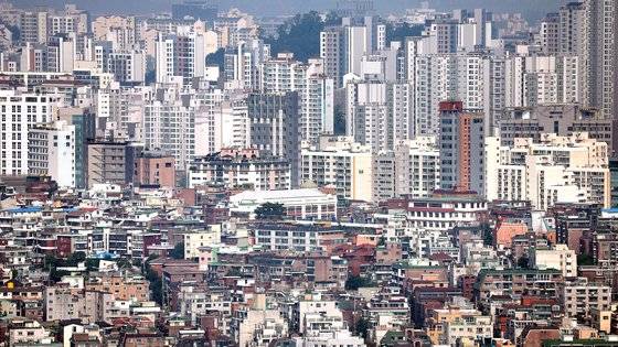 서울 남산에서 바라본 아파트와 주택들. 연합뉴스