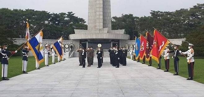 25일 국립서울현충원에서 참배하는 현장에 해병대기(오른쪽 첫번째 깃발)가 배치됐다.   사진=연합뉴스 제공