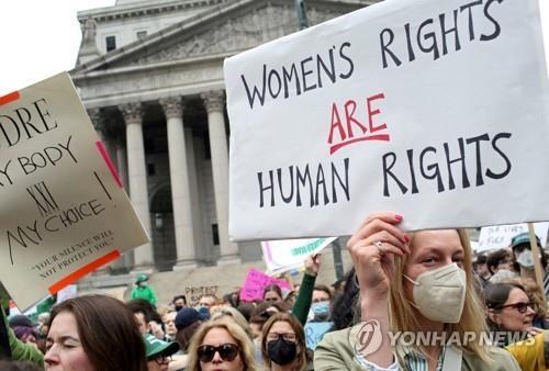 미국 대법원 앞에서 벌어진 낙태권 옹호 시위 / 사진= 연합뉴스