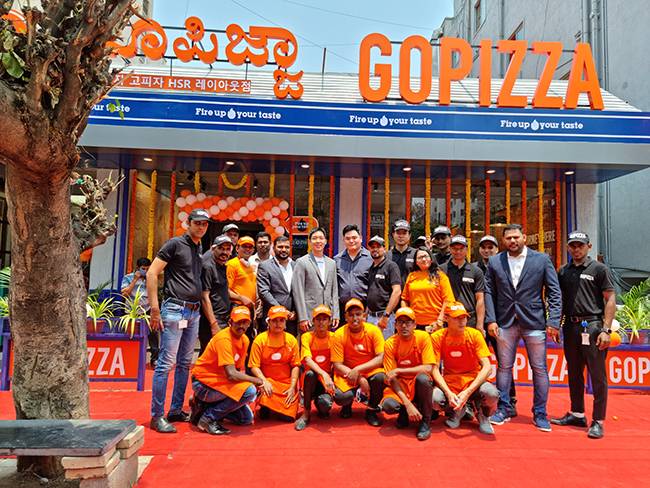 인도 벵갈루루에 위치한 고피자의 `인도 HSR 레이아웃점`에서 직원들이 기념 사진을 촬영하고 있다. /사진 제공=고피자