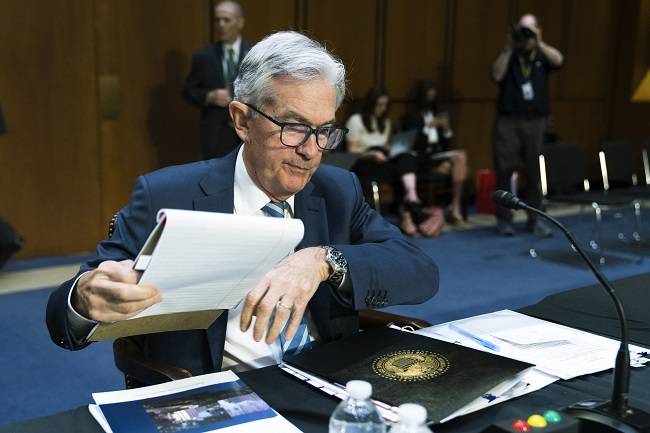 제롬 파월 미국 연방준비제도(Fed·연준) 의장이 지난 22일(현지시간) 워싱턴 국회의사당에서 열린 미국 상원 은행위원회에 참석해 문서를 보고 있다. 파월 의장은 인플레이션을 잡을 것을 약속한다며 금리 인상 가능성을 시사했다. /사진=워싱턴 AP, 연합뉴스