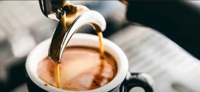 고온압착으로 뽑아낸 에스프레소엔 카페스톨이라는 기름막(크레마)이 있다. 다양한 연구결과에 따르면 이 카페스톨이 나쁜 콜레스테롤 수치를 올린다.  /사진=유튜브 캡처